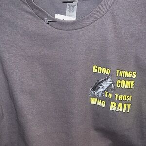 Fishing T-Shirt states “GOOD THINGS COME TO THOSE WHO BAIT” by Gildan (NWT)